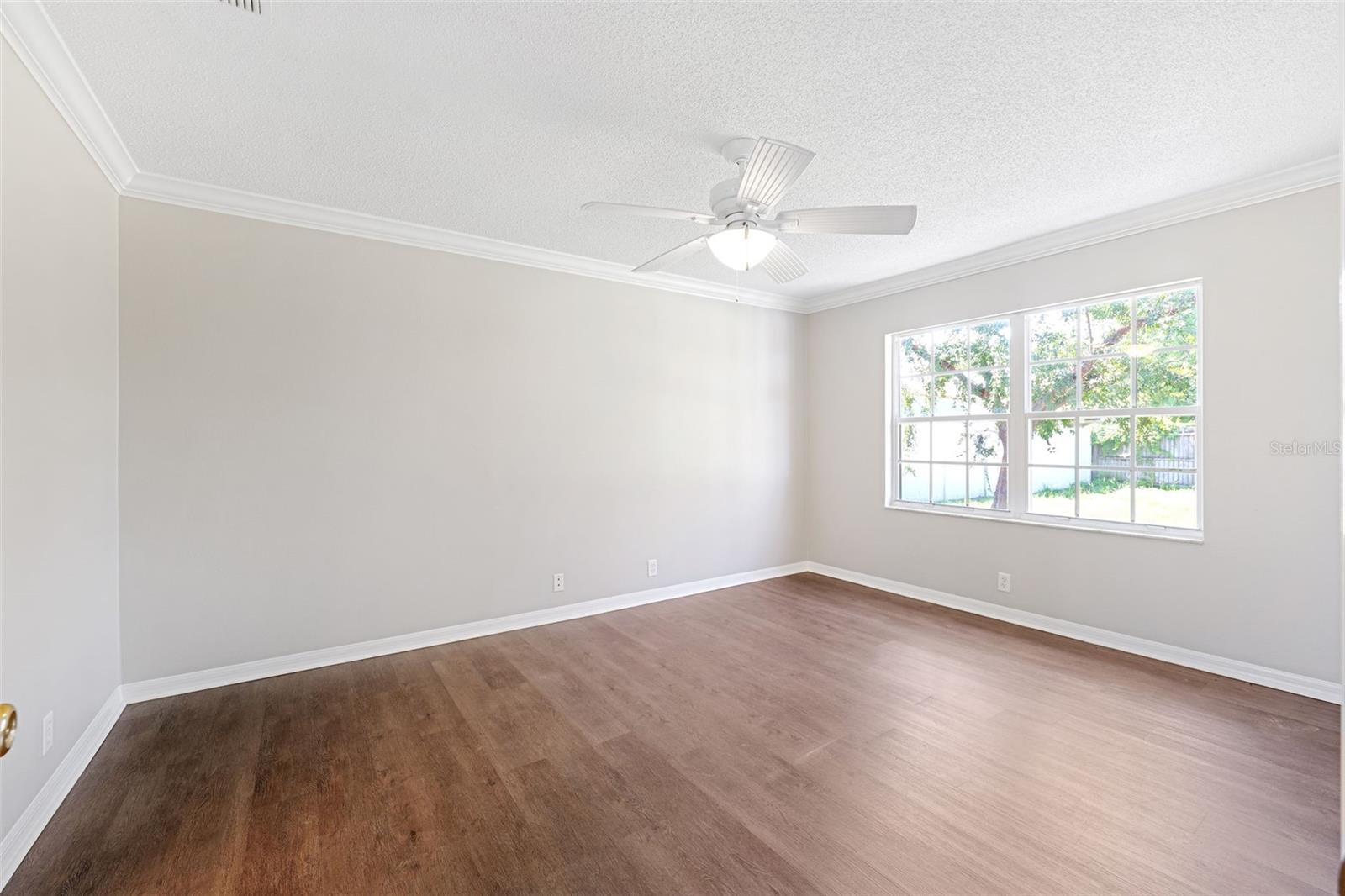 Listing photo id 15 for 13446 White Plains Street