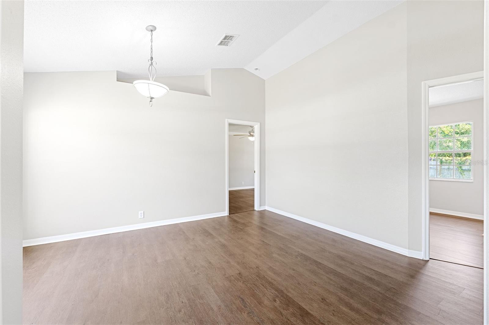 Listing photo id 27 for 13446 White Plains Street