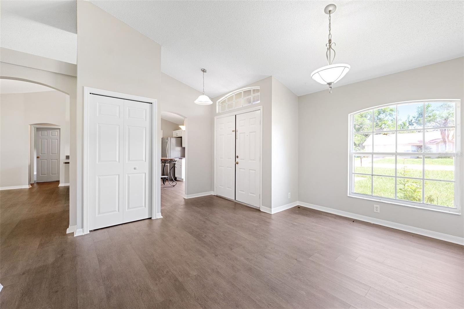 Listing photo id 5 for 13446 White Plains Street