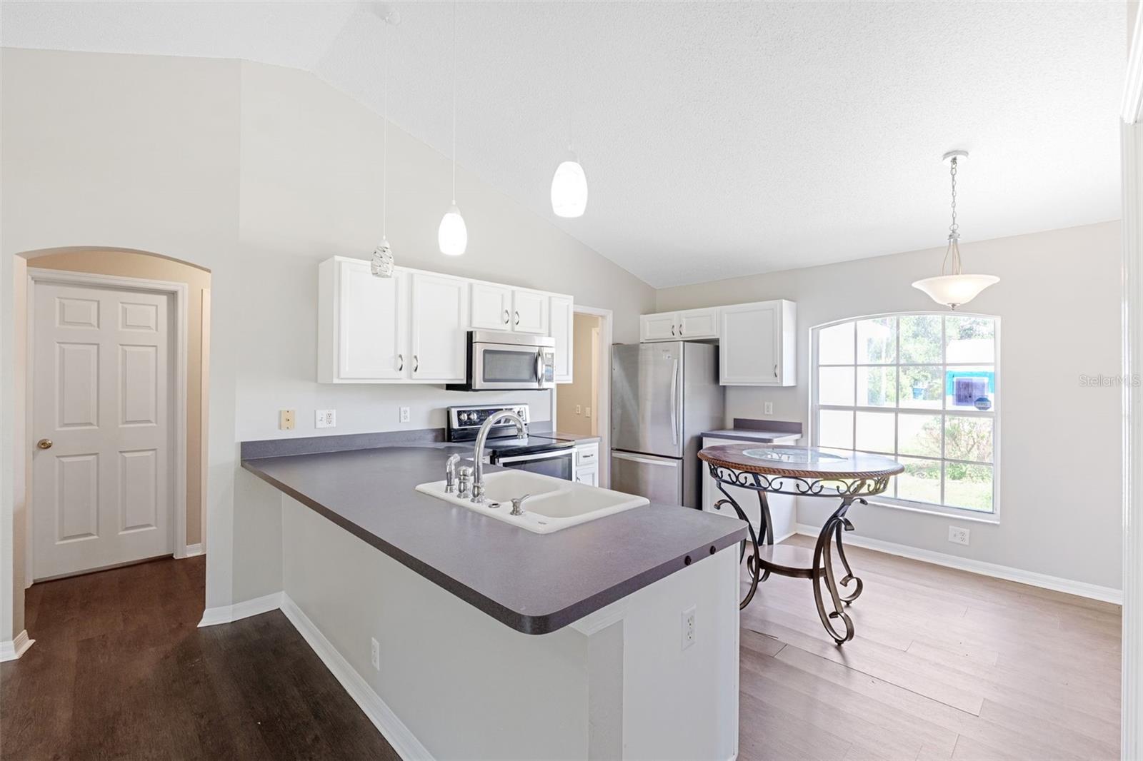 Listing photo id 7 for 13446 White Plains Street