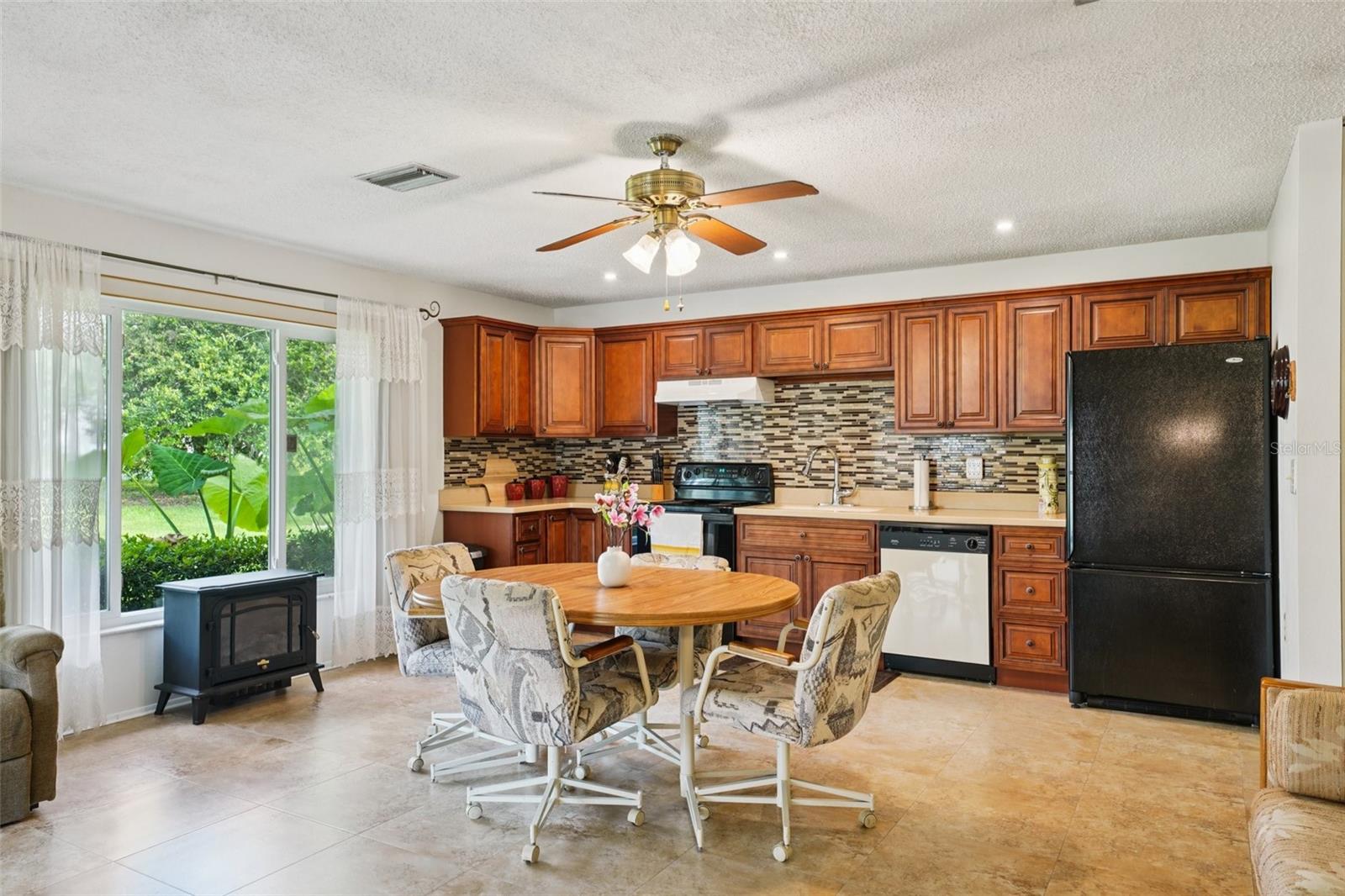 Listing photo id 10 for 10526 Mira Vista Drive
