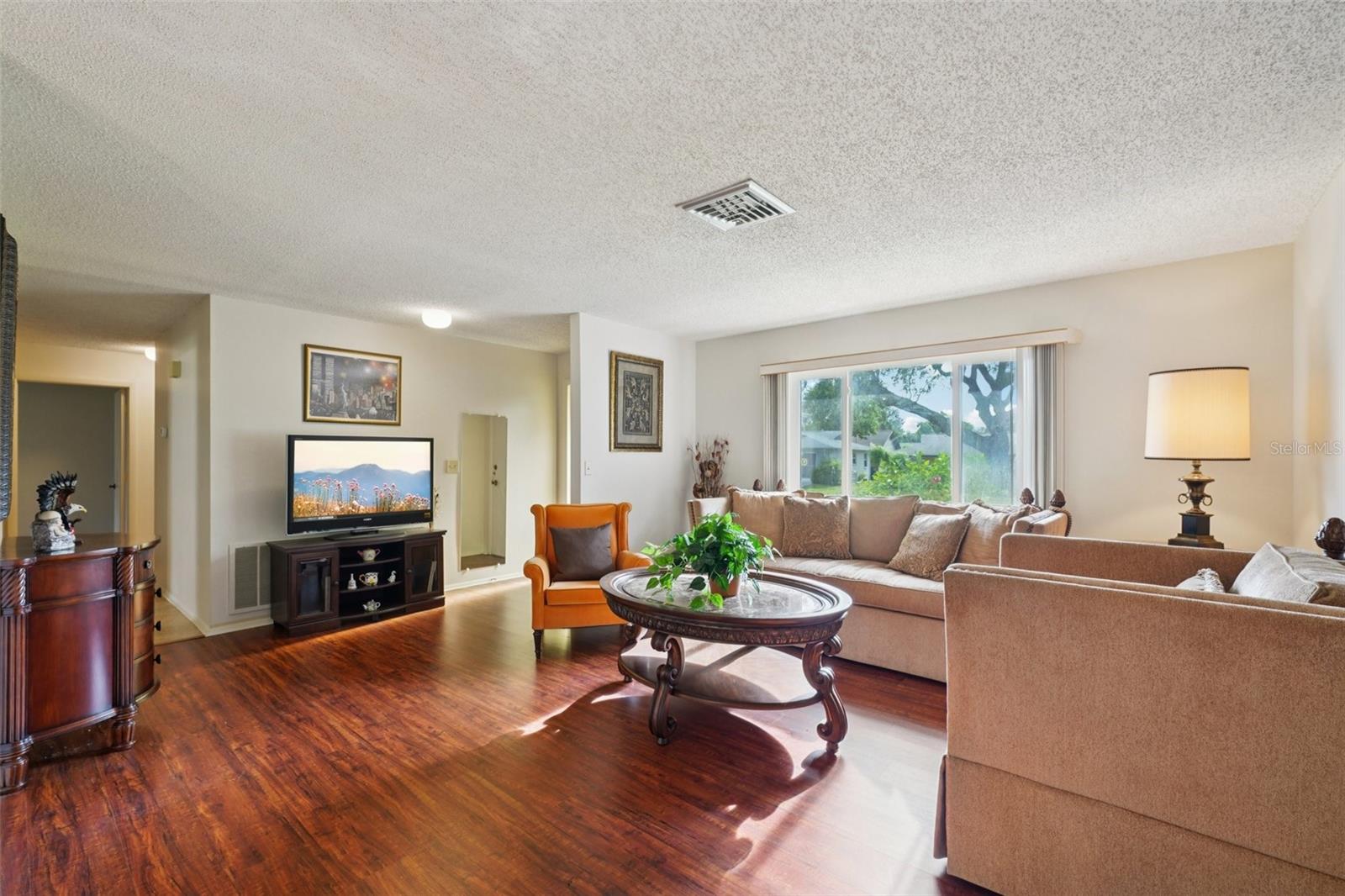 Listing photo id 2 for 10526 Mira Vista Drive