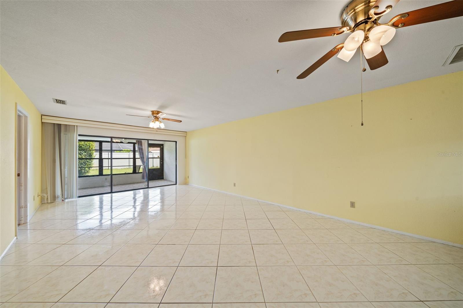 Listing photo id 17 for 7933 Radcliffe Circle