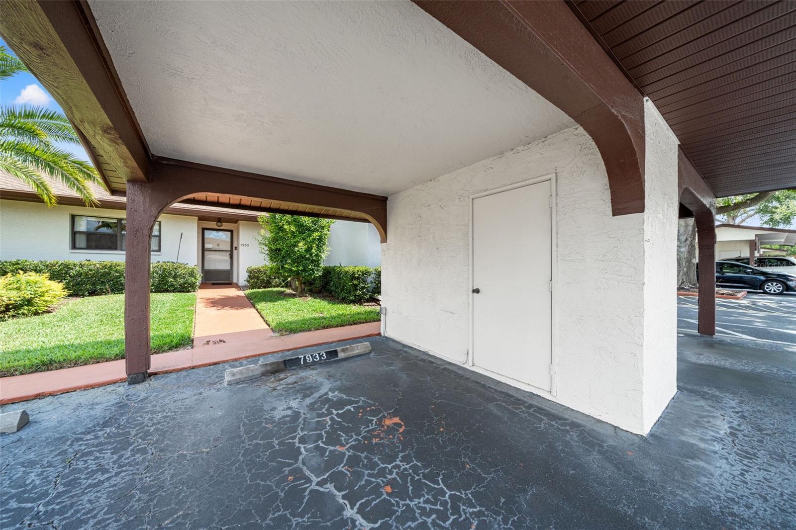 Listing photo id 5 for 7933 Radcliffe Circle