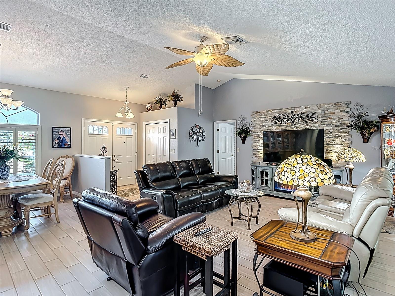 Listing photo id 9 for 8716 Helmsly Lane