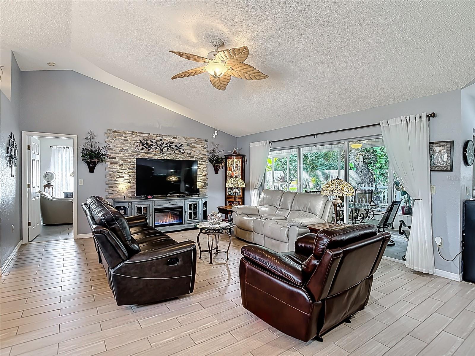 Listing photo id 13 for 8716 Helmsly Lane