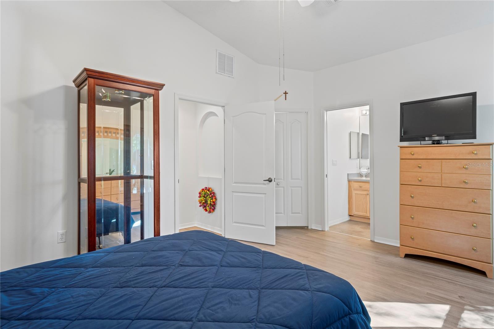 Image 23 of 76 For 11242 Heathrow Avenue
