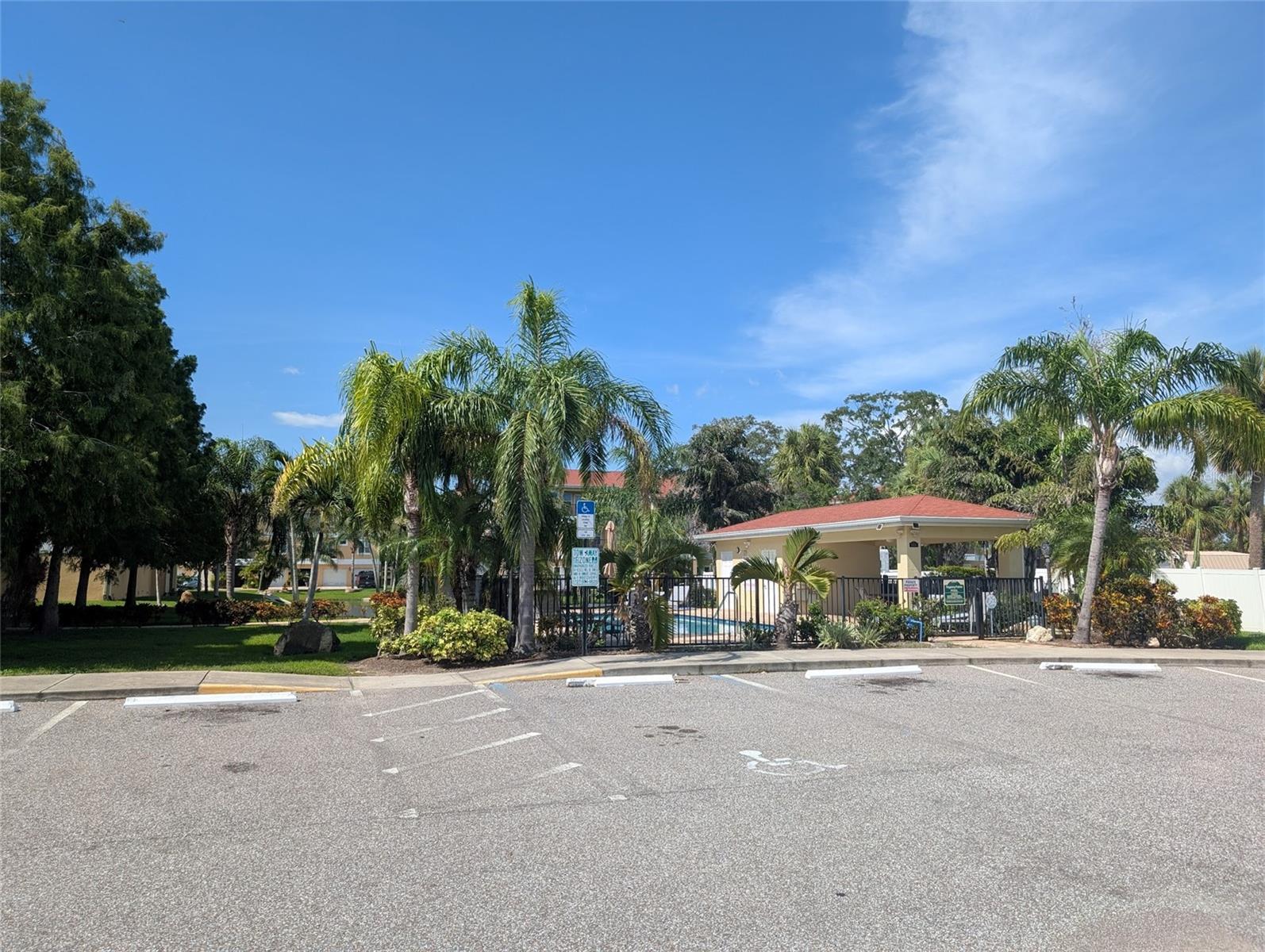 Listing photo id 14 for 6394 Banyan Boulevard 204
