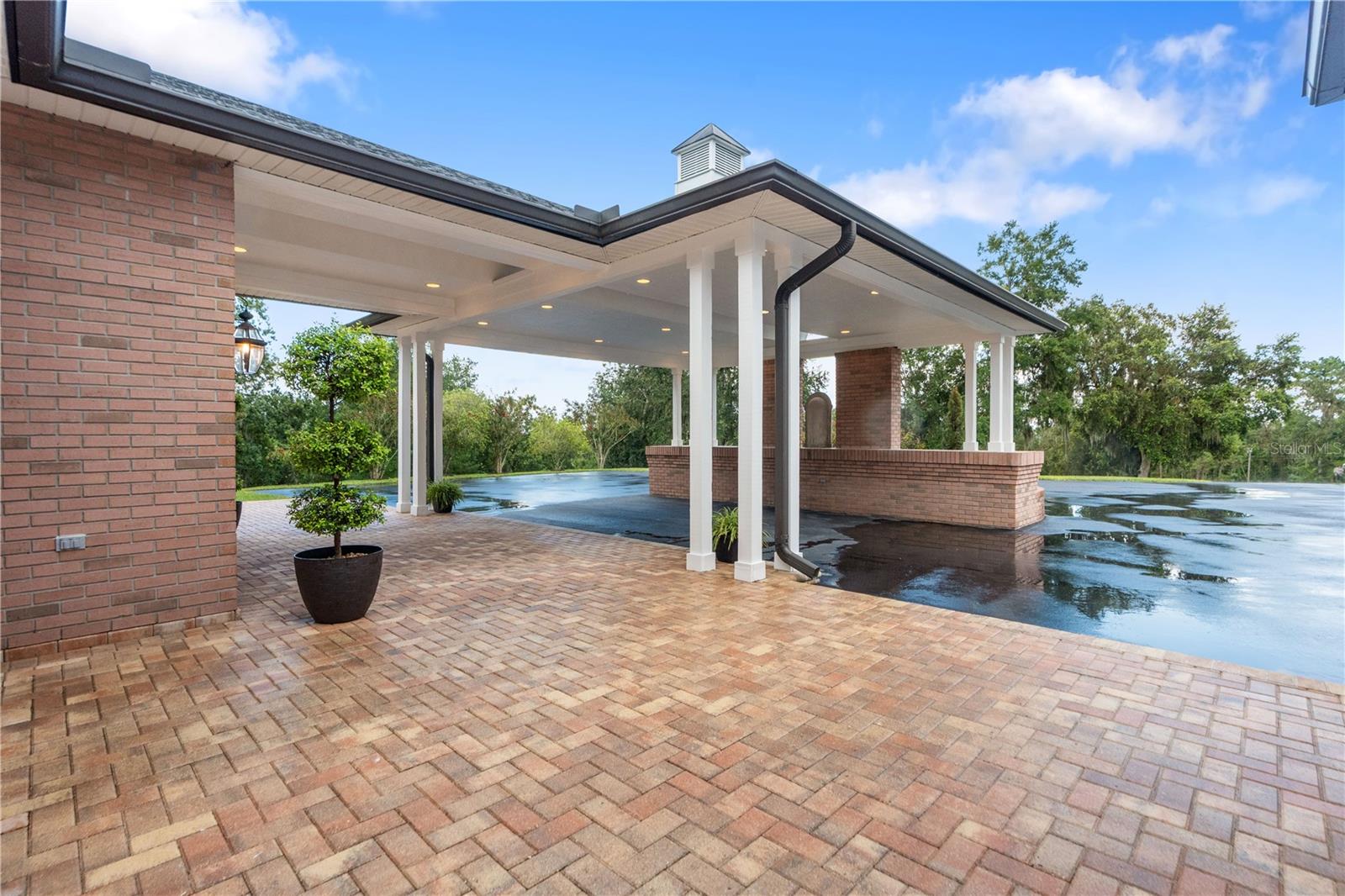 Image 11 of 99 For 22370 Skyview Circle