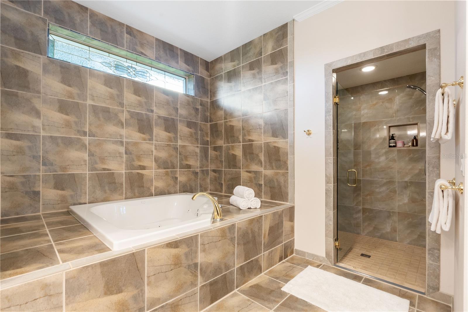 Image 40 of 99 For 22370 Skyview Circle