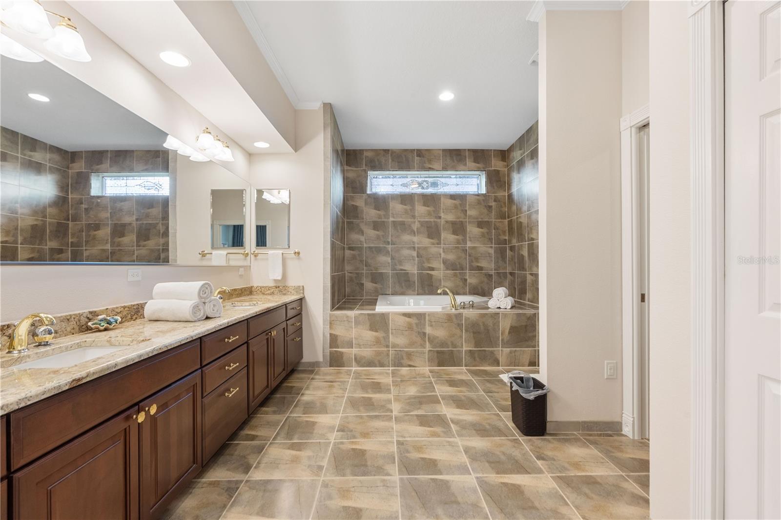 Image 41 of 99 For 22370 Skyview Circle