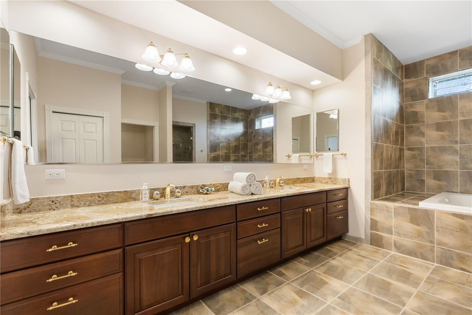 Image 42 of 99 For 22370 Skyview Circle