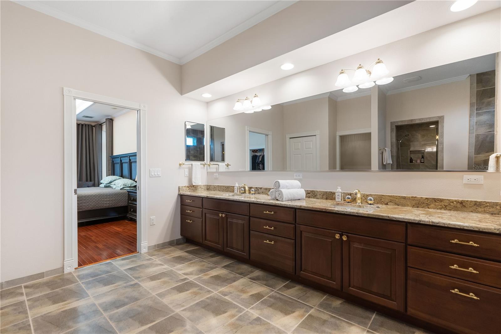 Image 43 of 99 For 22370 Skyview Circle