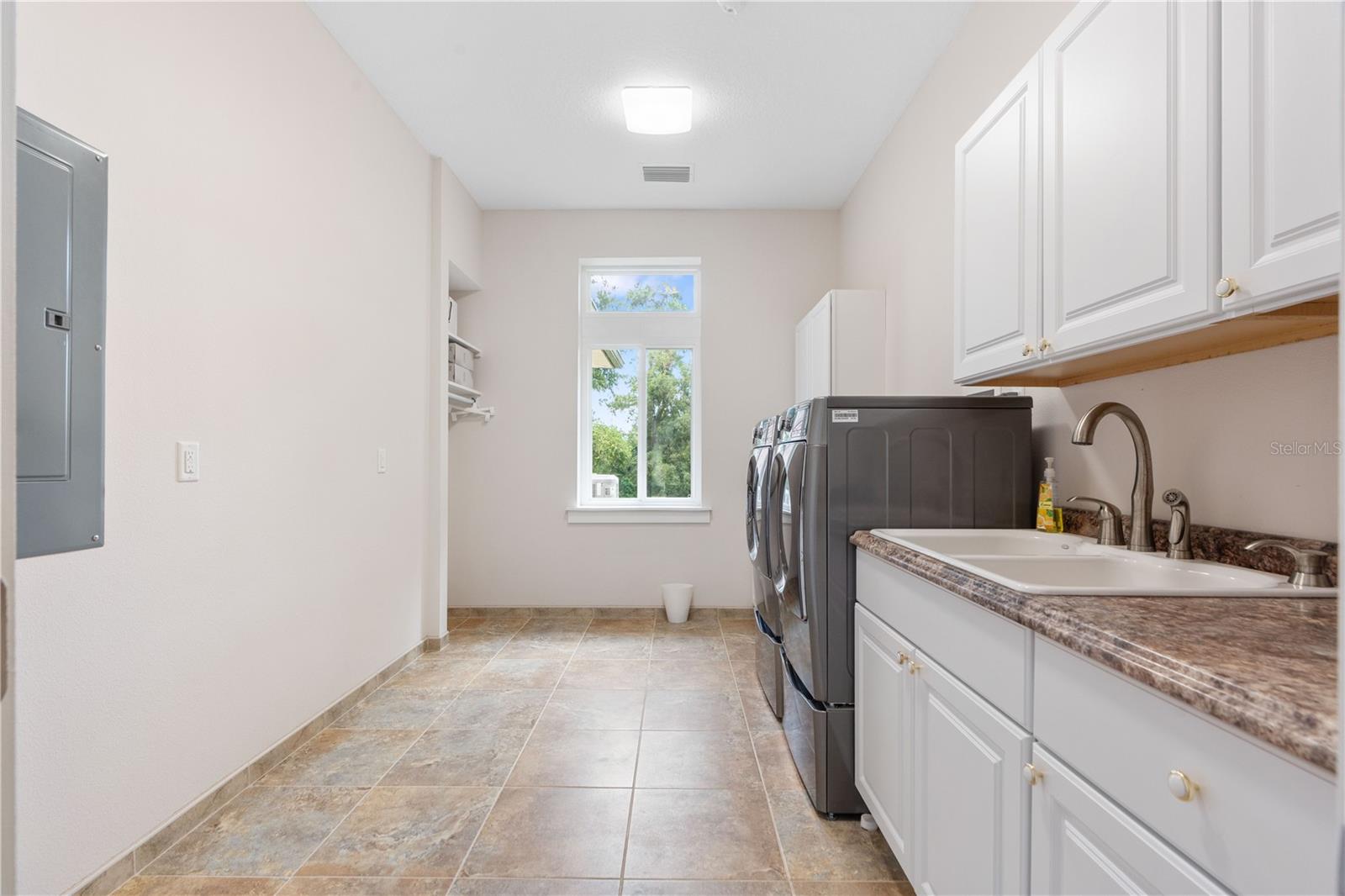 Image 82 of 99 For 22370 Skyview Circle