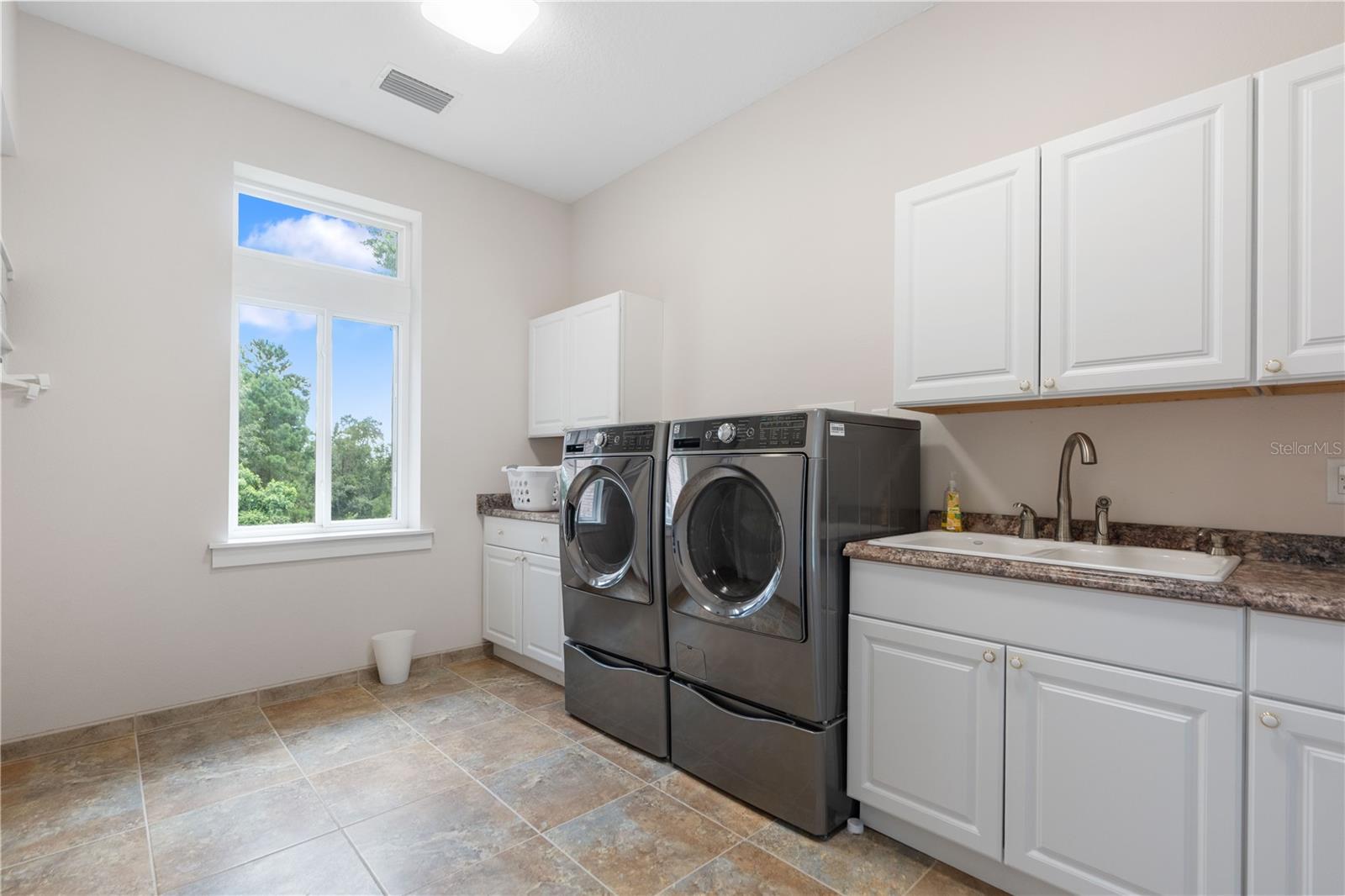 Image 83 of 99 For 22370 Skyview Circle