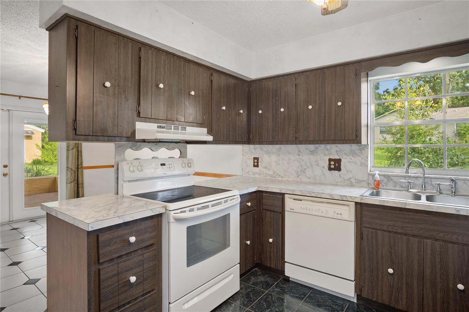 Image 16 of 39 For 10196 Thayer Street