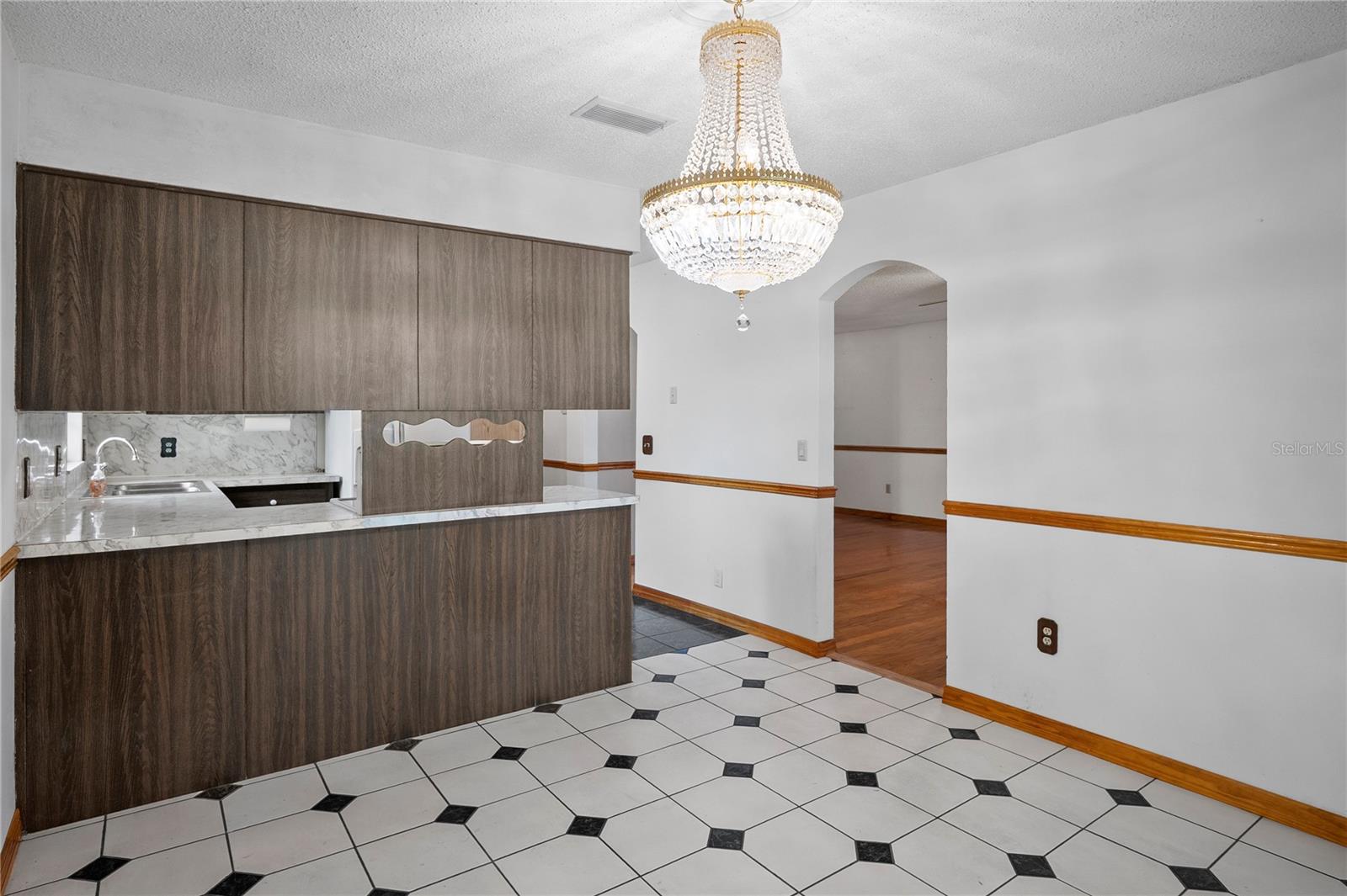 Image 19 of 39 For 10196 Thayer Street