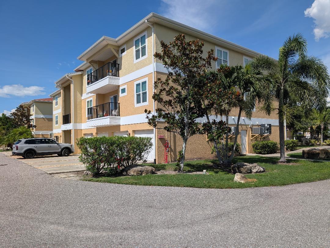 Listing photo id 0 for 6394 Banyan Boulevard 201