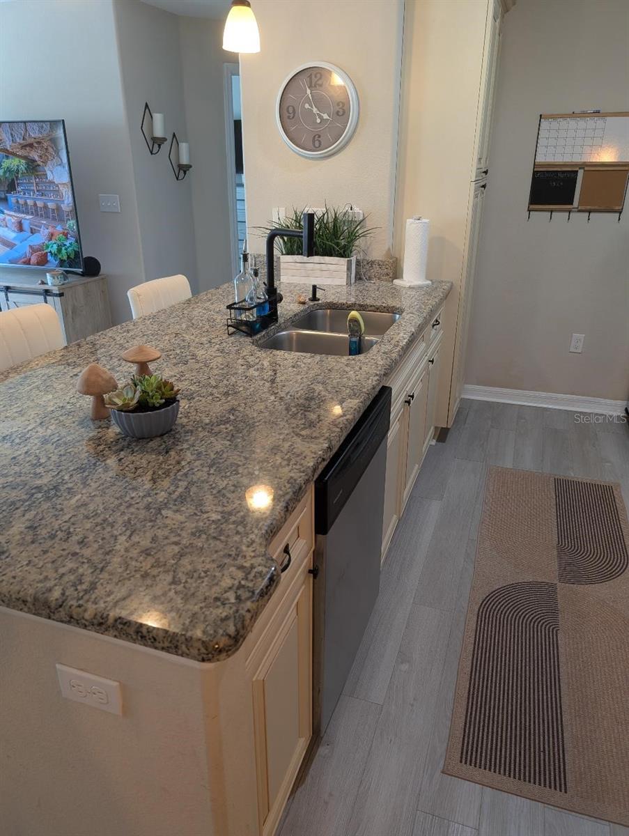 Listing photo id 3 for 6394 Banyan Boulevard 201