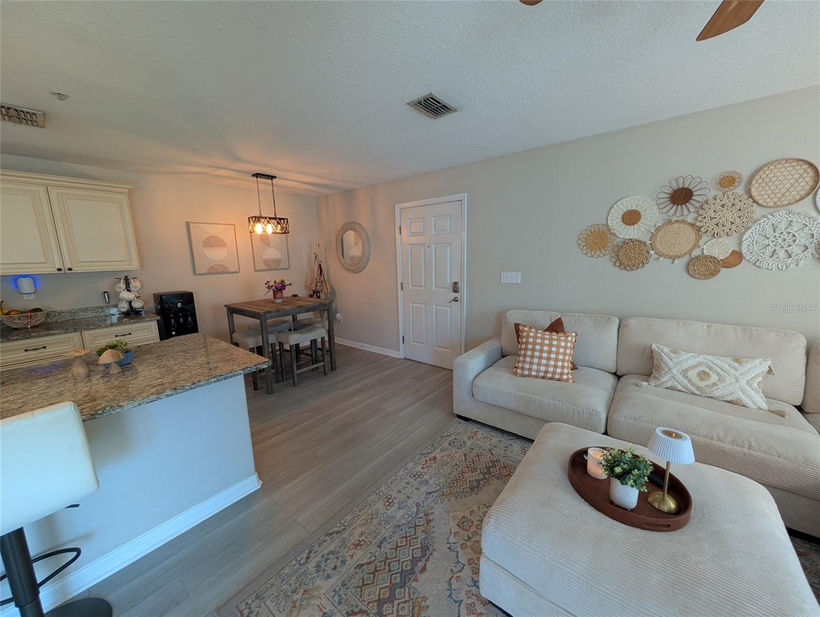 Listing photo id 6 for 6394 Banyan Boulevard 201