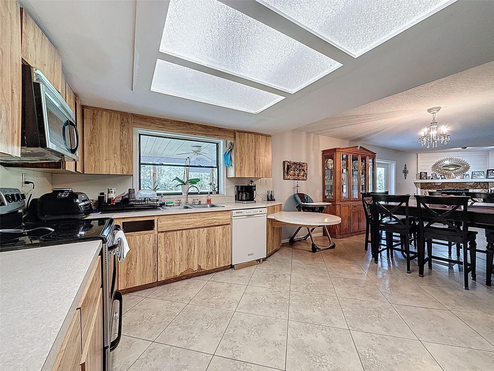 Image 25 of 59 For 15438-15440 Azra Dr