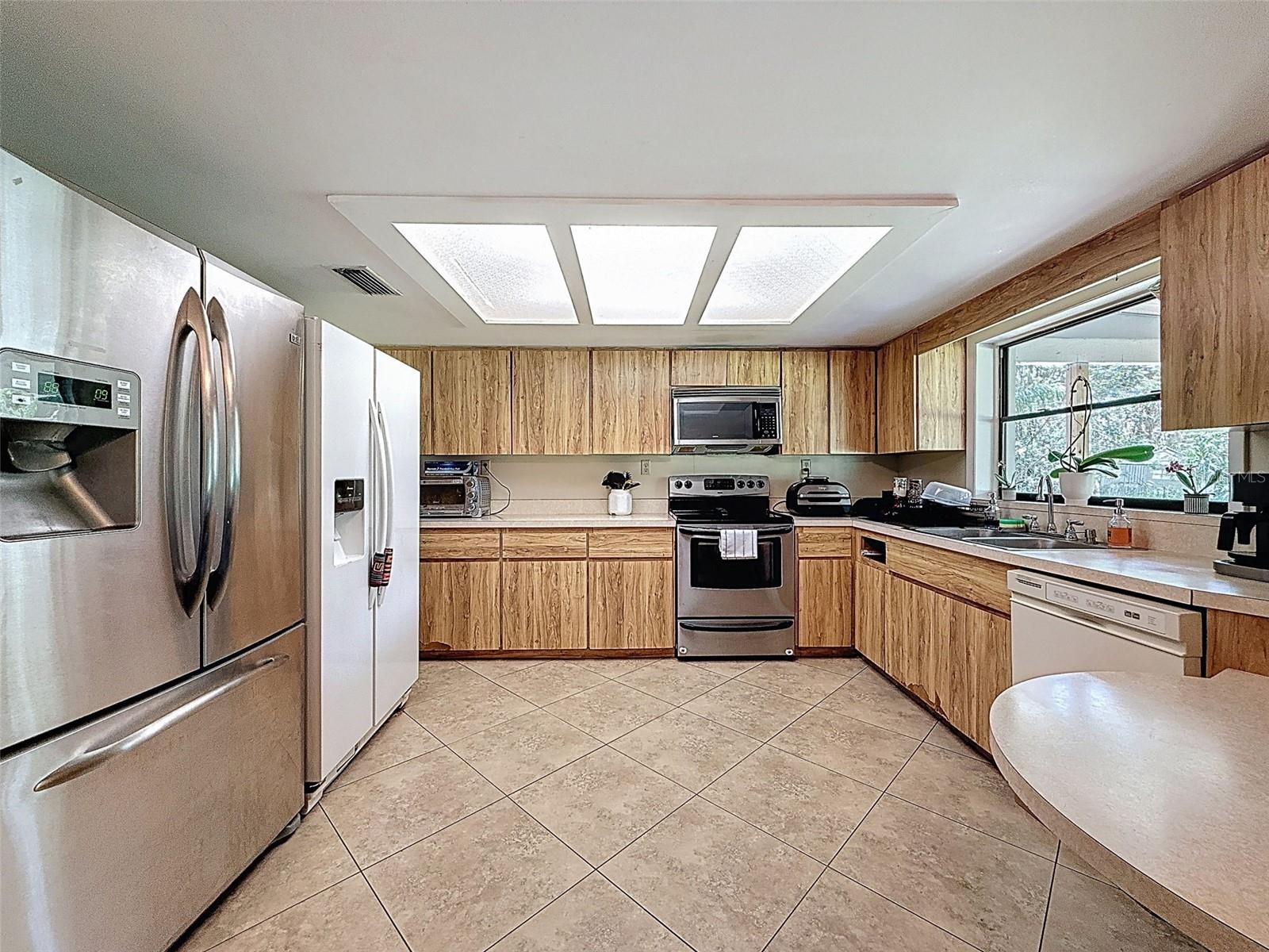 Image 26 of 59 For 15438-15440 Azra Dr