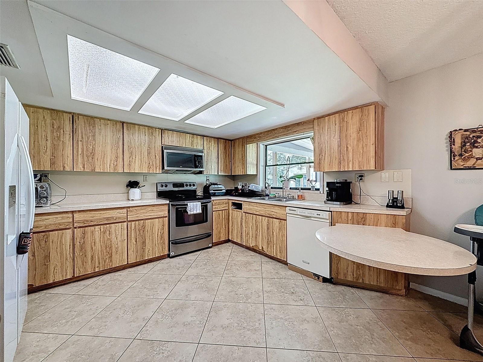 Image 27 of 59 For 15438-15440 Azra Dr