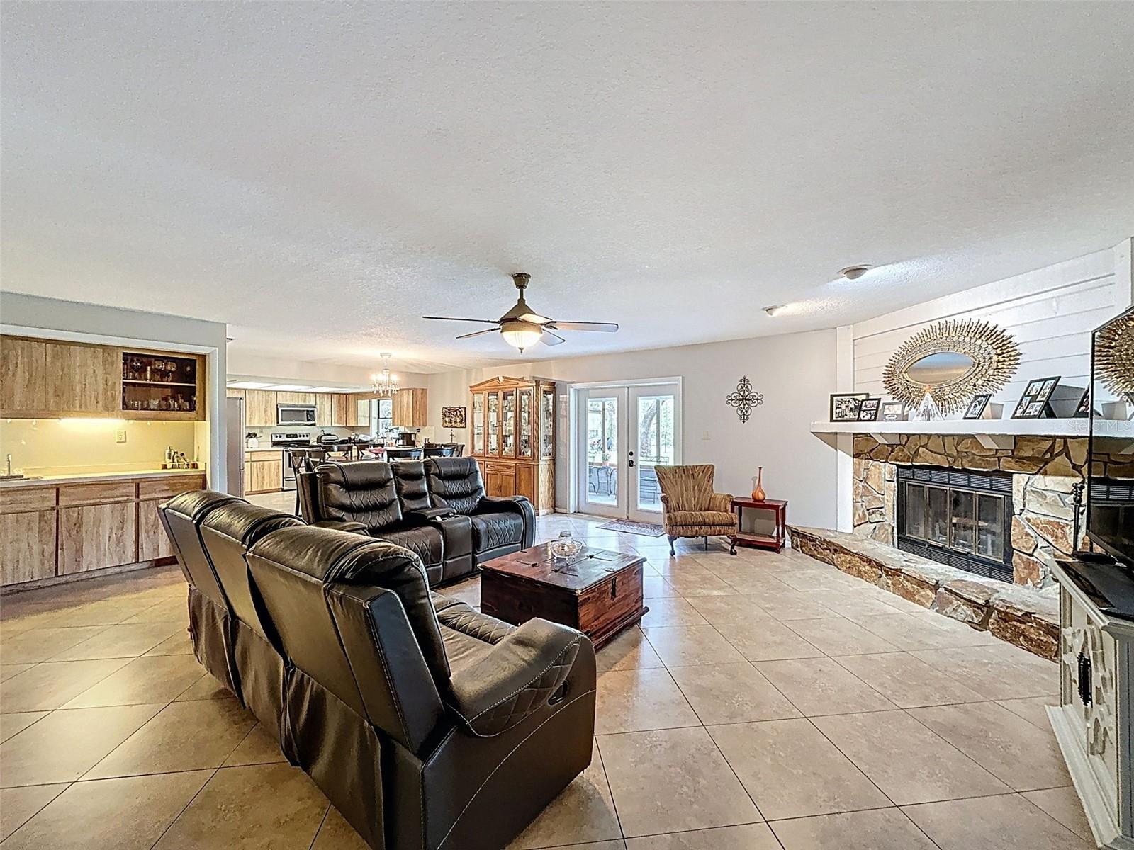 Image 31 of 59 For 15438-15440 Azra Dr