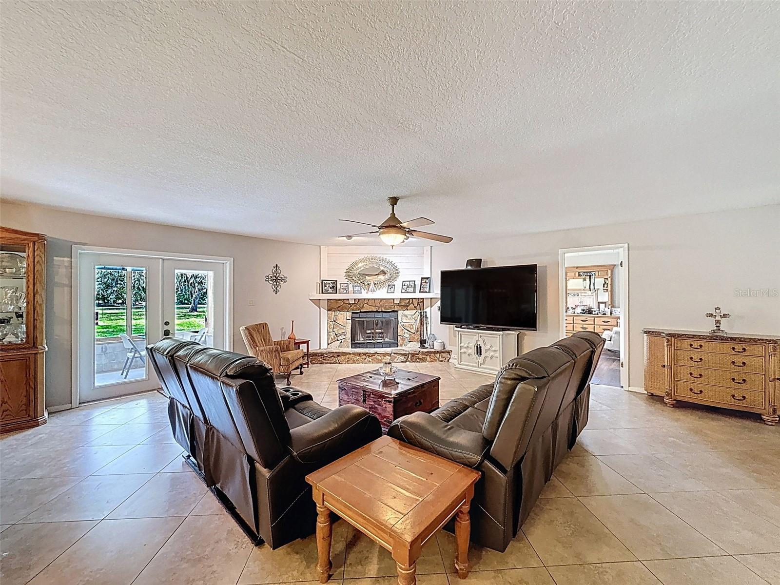Image 32 of 59 For 15438-15440 Azra Dr