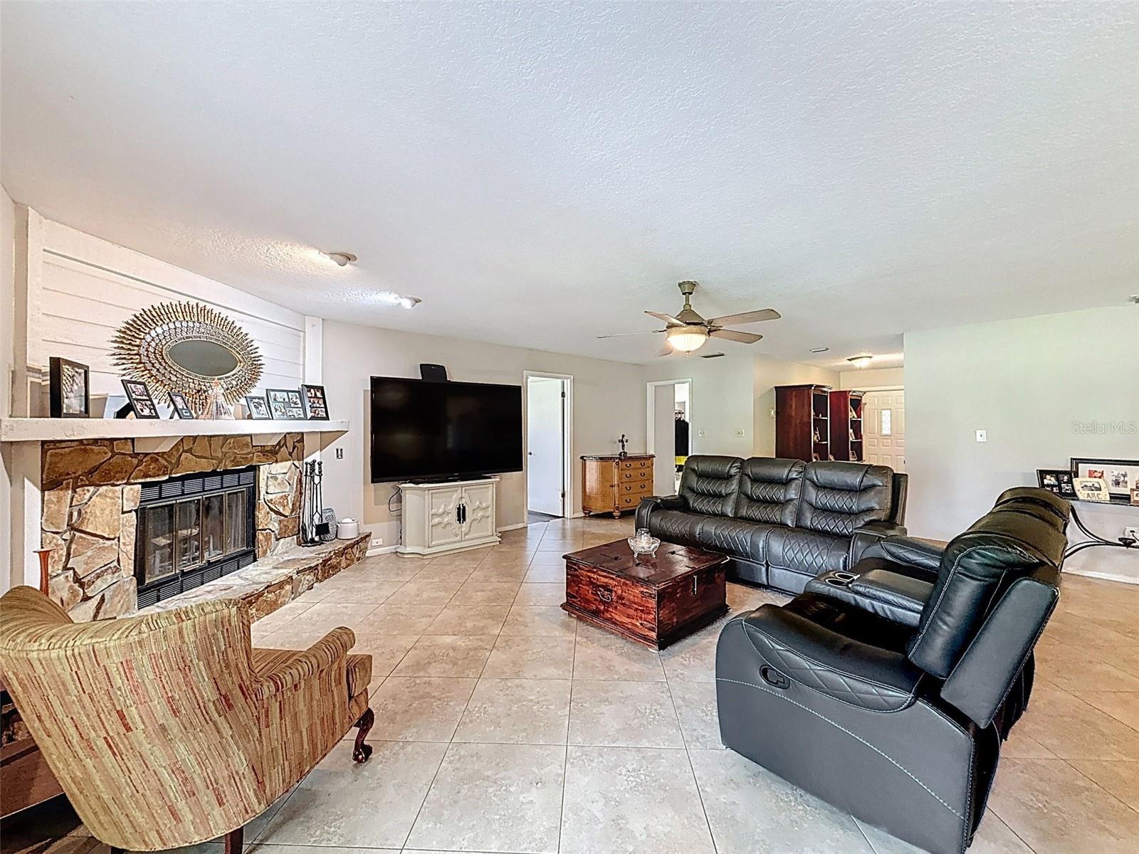 Image 37 of 59 For 15438-15440 Azra Dr