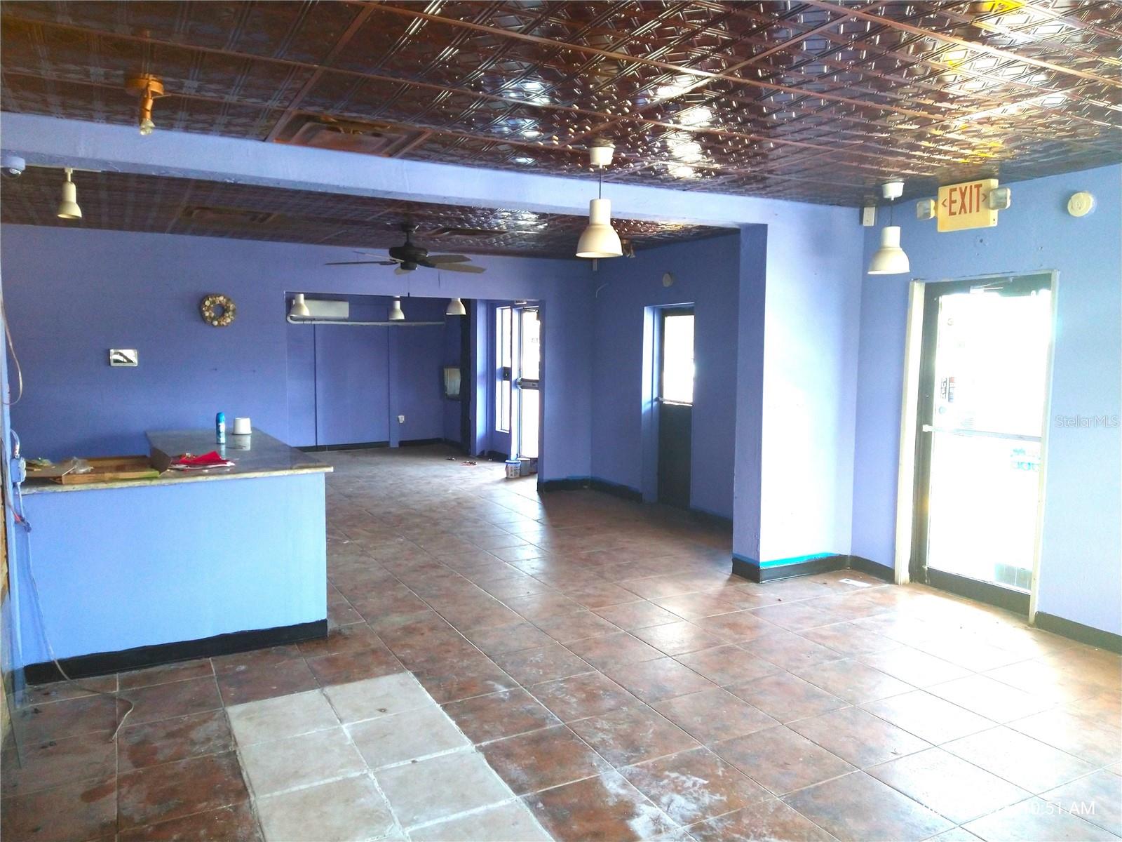 Listing photo id 13 for 6920,6922,6924,6926,6928 Clark Street