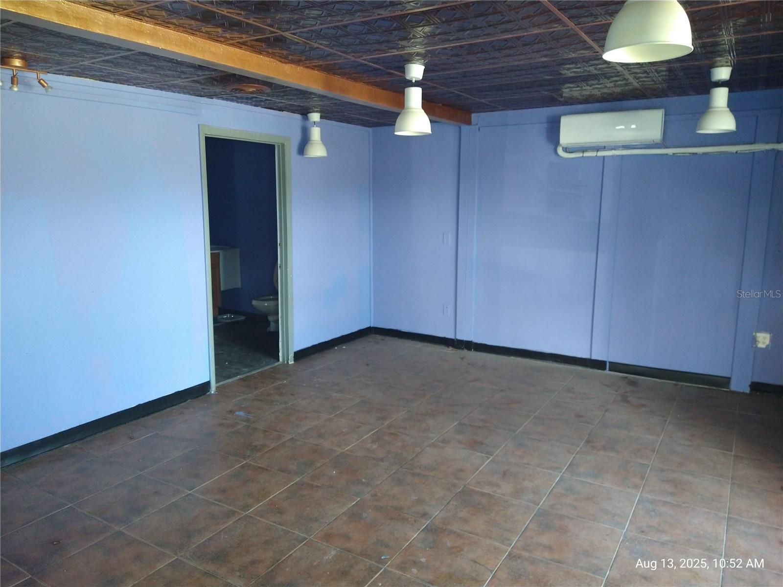 Listing photo id 17 for 6920,6922,6924,6926,6928 Clark Street