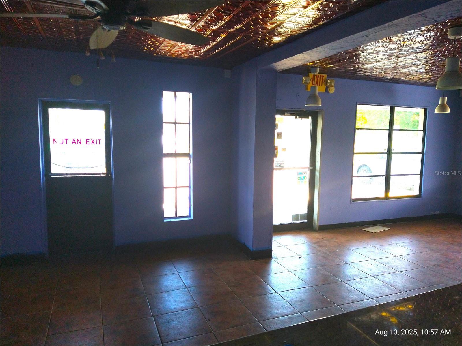 Listing photo id 19 for 6920,6922,6924,6926,6928 Clark Street