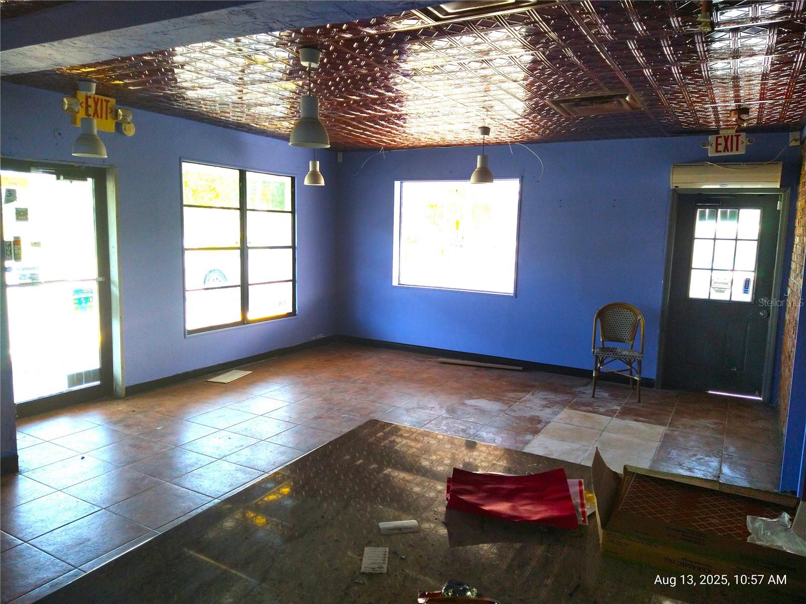 Listing photo id 20 for 6920,6922,6924,6926,6928 Clark Street