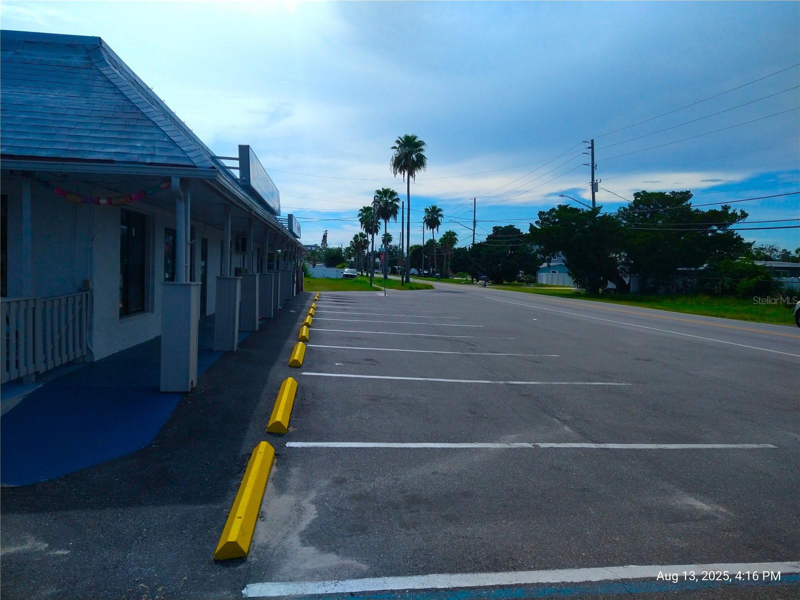 Listing photo id 3 for 6920,6922,6924,6926,6928 Clark Street