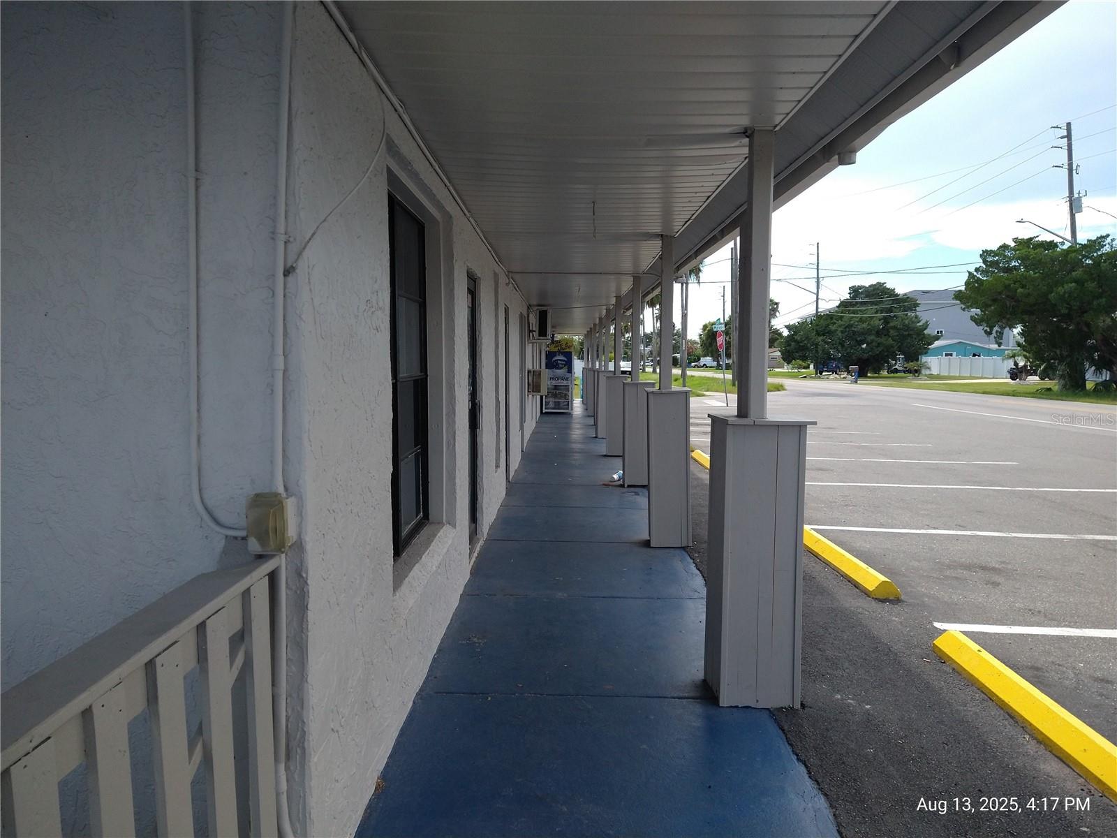 Listing photo id 4 for 6920,6922,6924,6926,6928 Clark Street