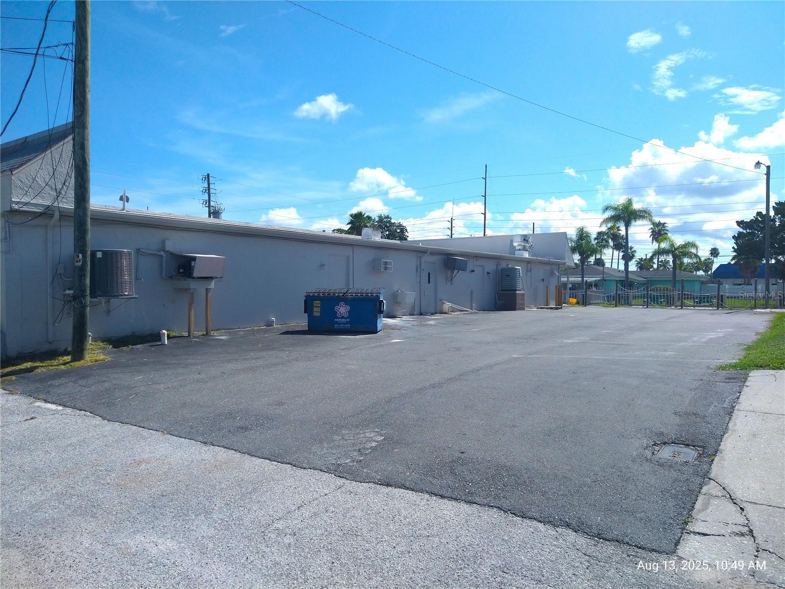 Listing photo id 6 for 6920,6922,6924,6926,6928 Clark Street
