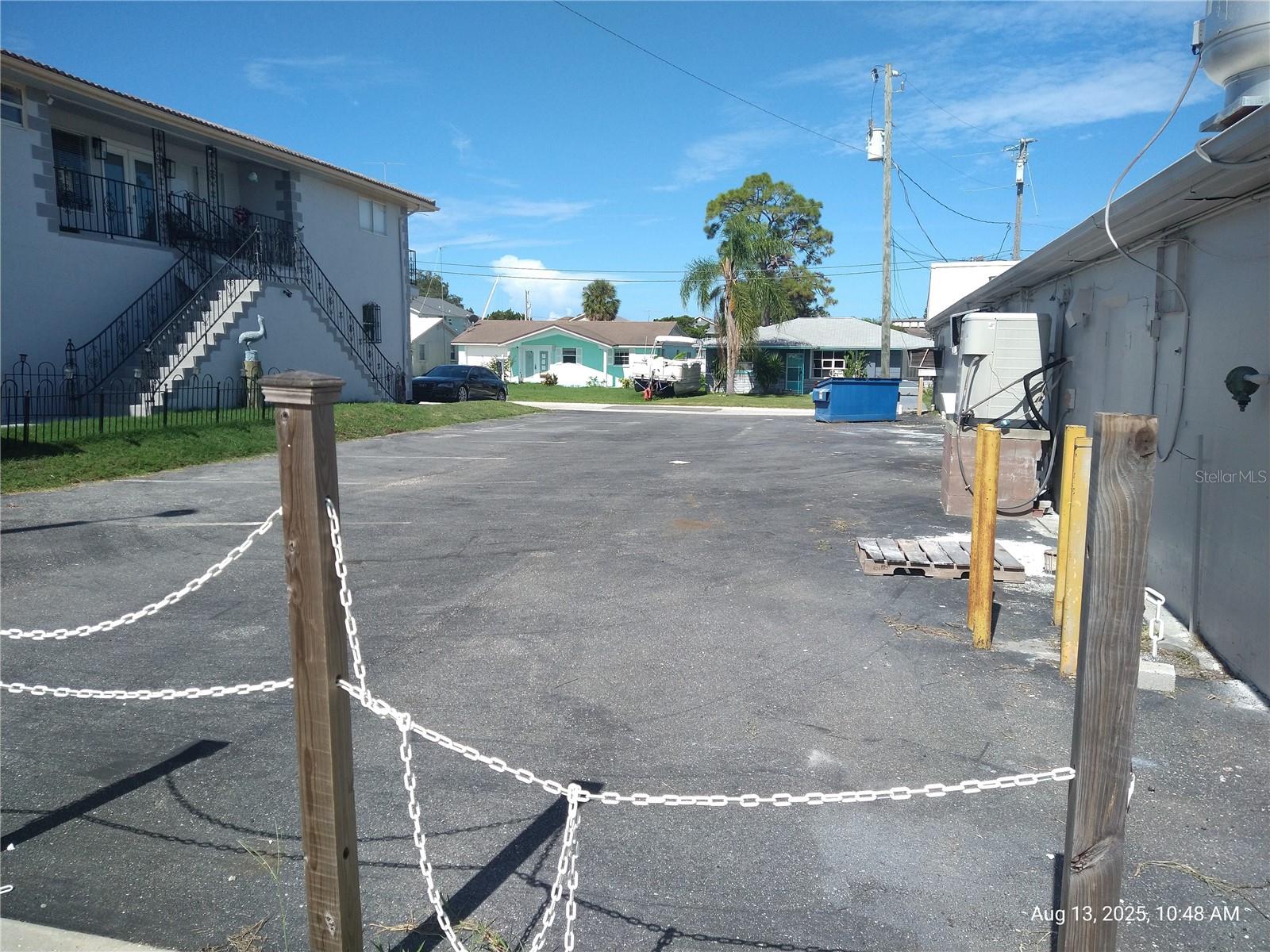 Listing photo id 7 for 6920,6922,6924,6926,6928 Clark Street