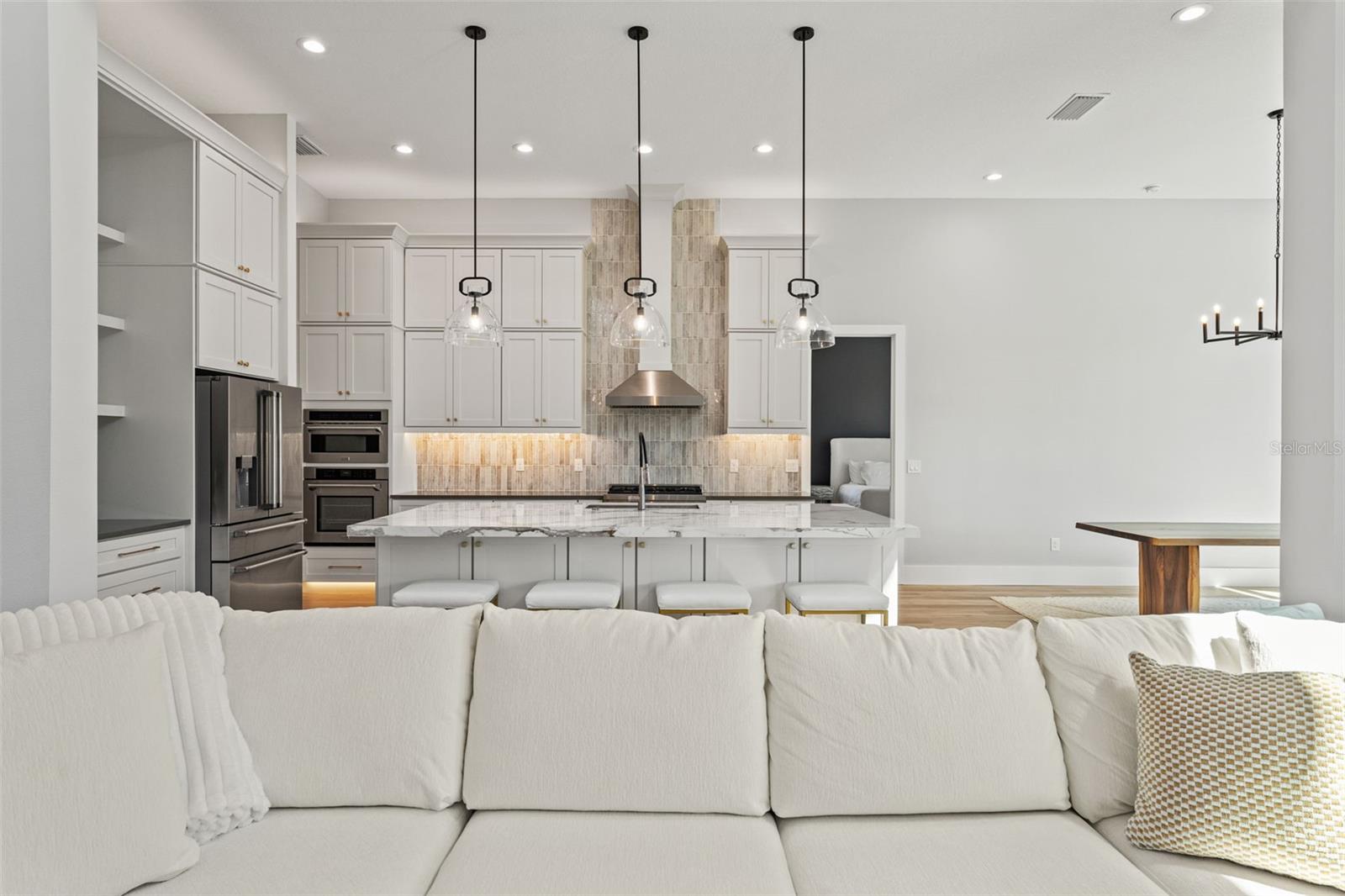 Listing photo id 13 for 5252 Ravensbrook Court