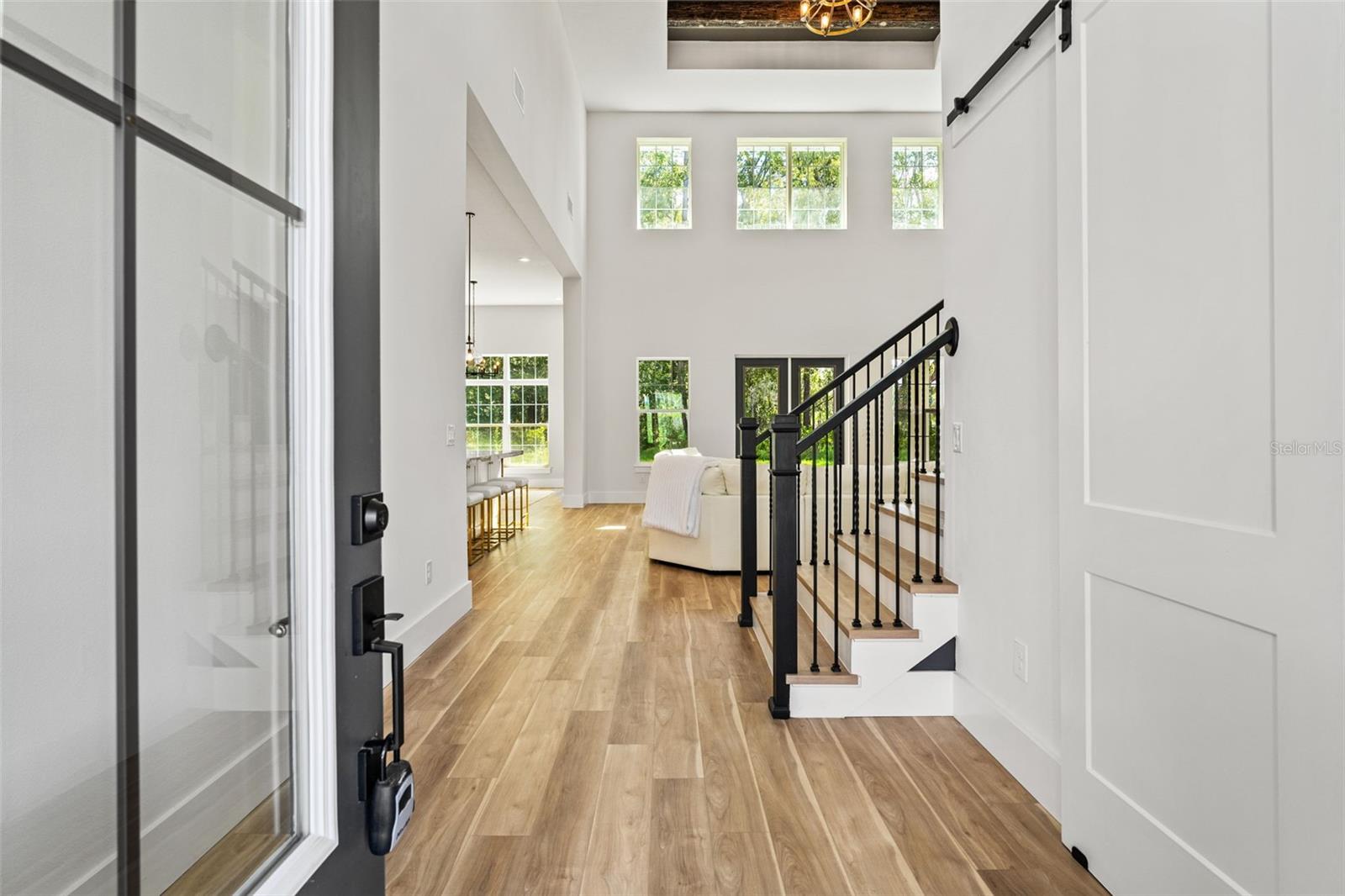 Listing photo id 3 for 5252 Ravensbrook Court