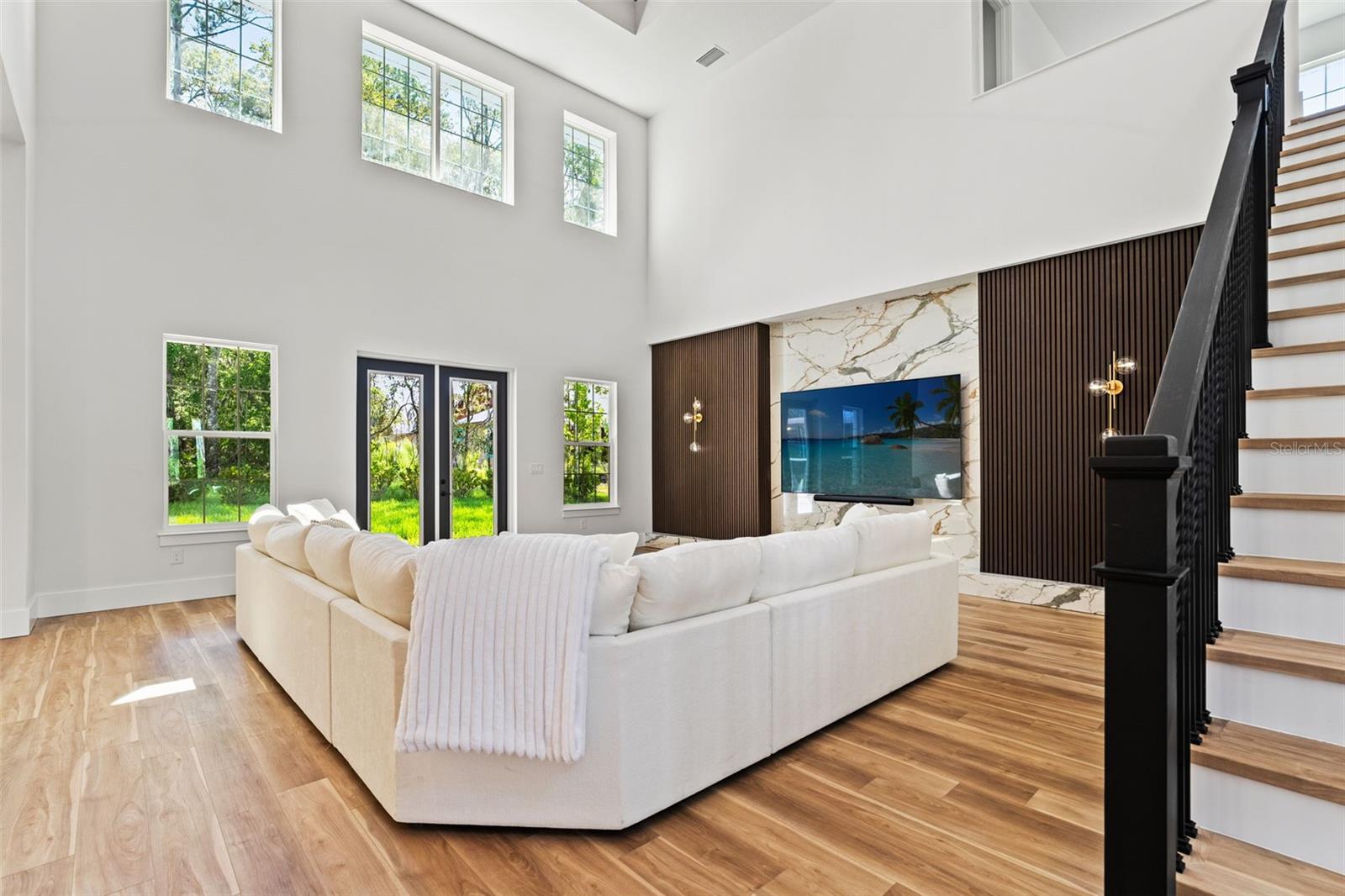 Listing photo id 6 for 5252 Ravensbrook Court