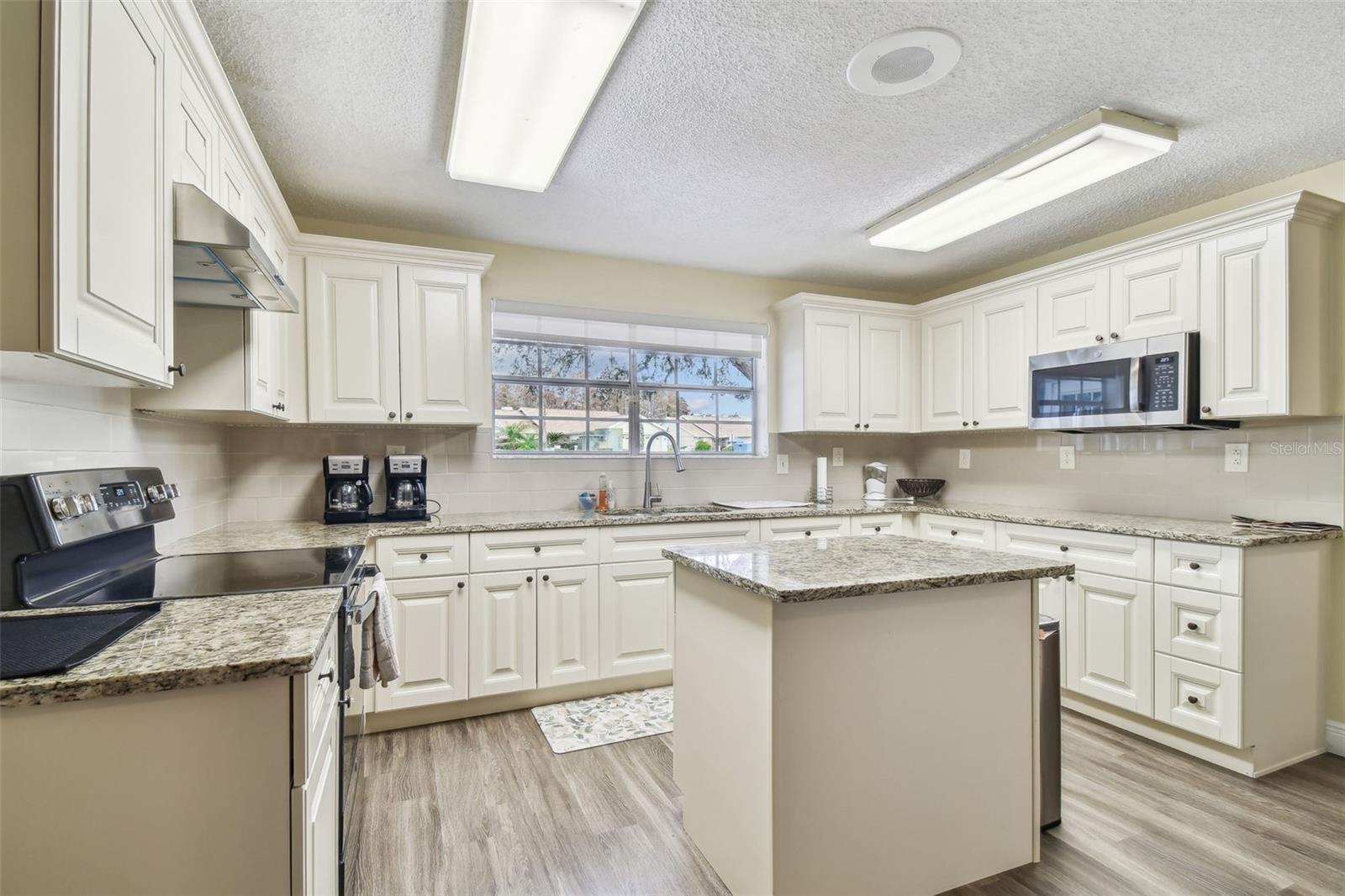 Listing photo id 37 for 13218 Niti Drive