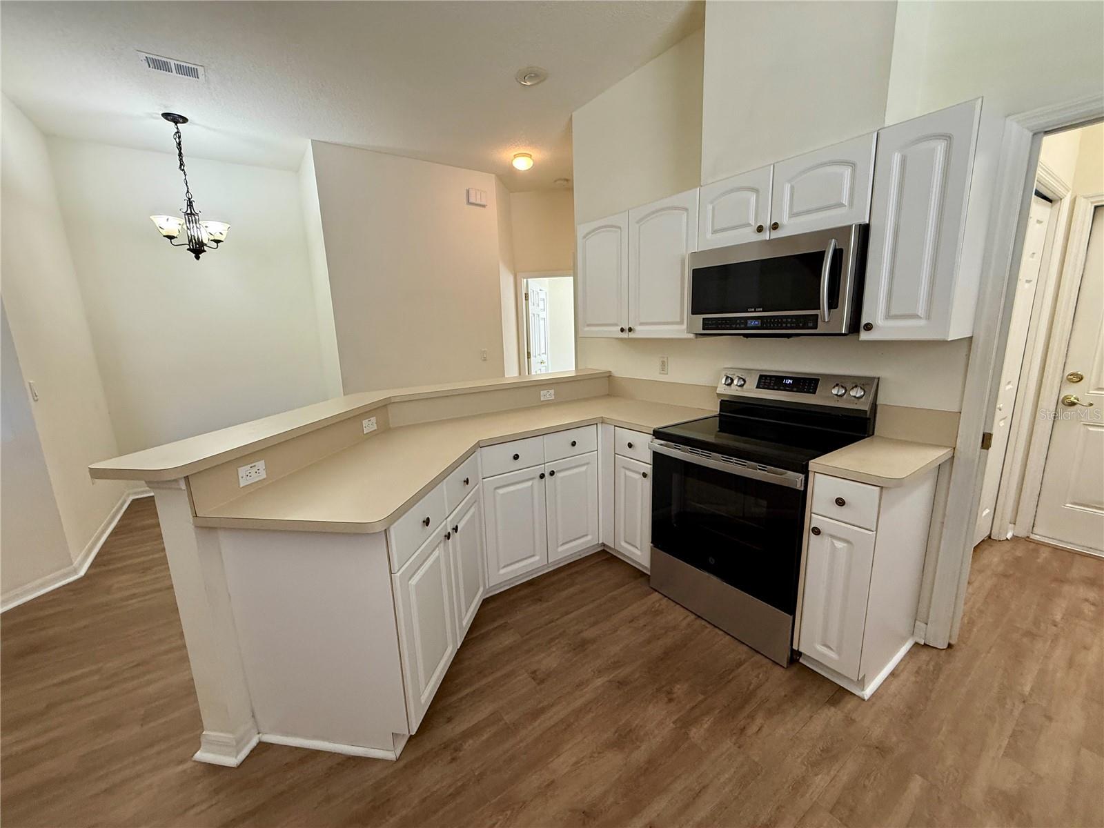 Listing photo id 6 for 7451 Wimpole Drive