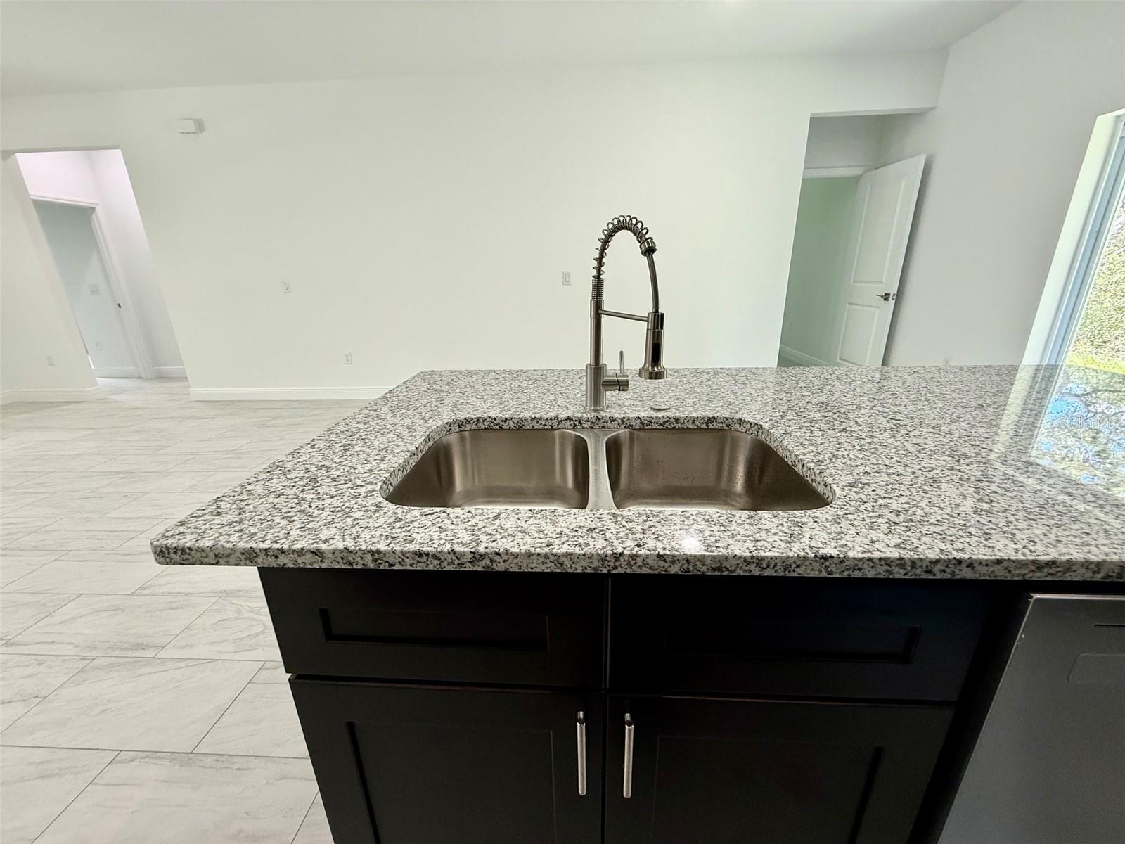 Listing photo id 10 for 7420 Voyager Street