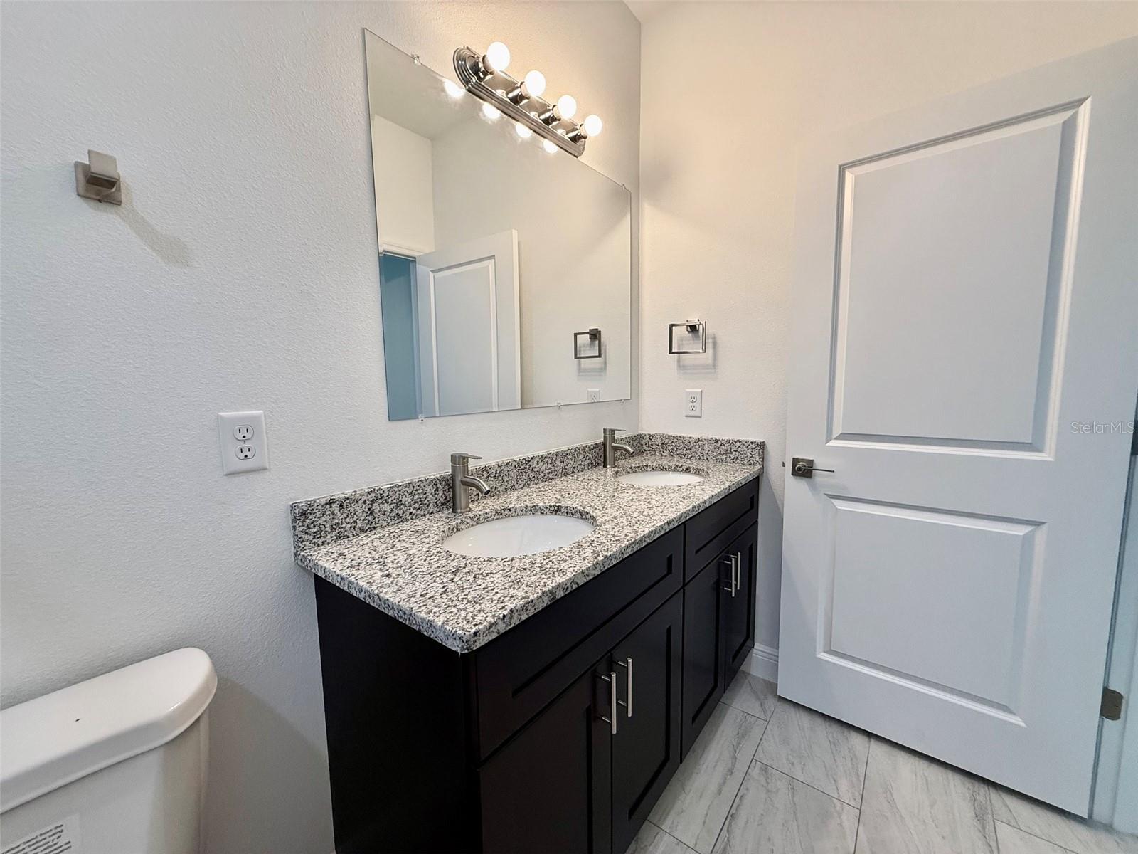 Listing photo id 23 for 7420 Voyager Street