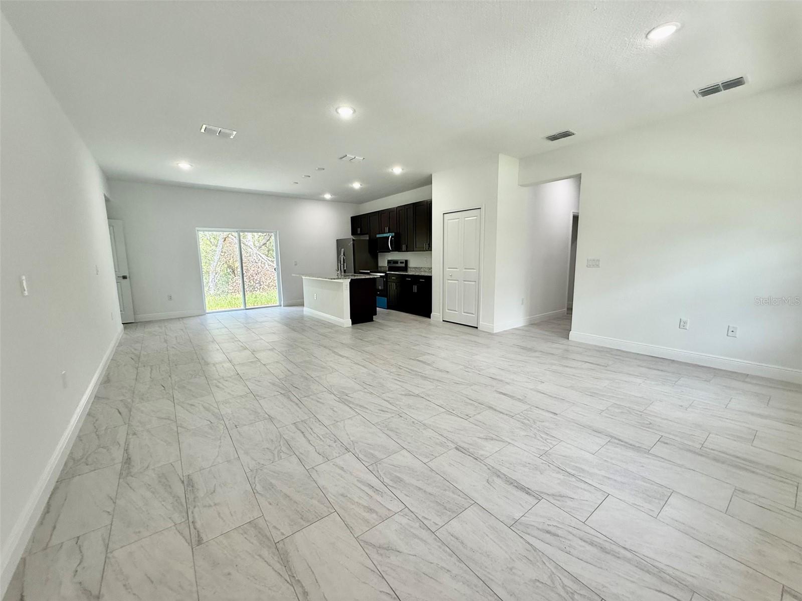 Listing photo id 4 for 7420 Voyager Street