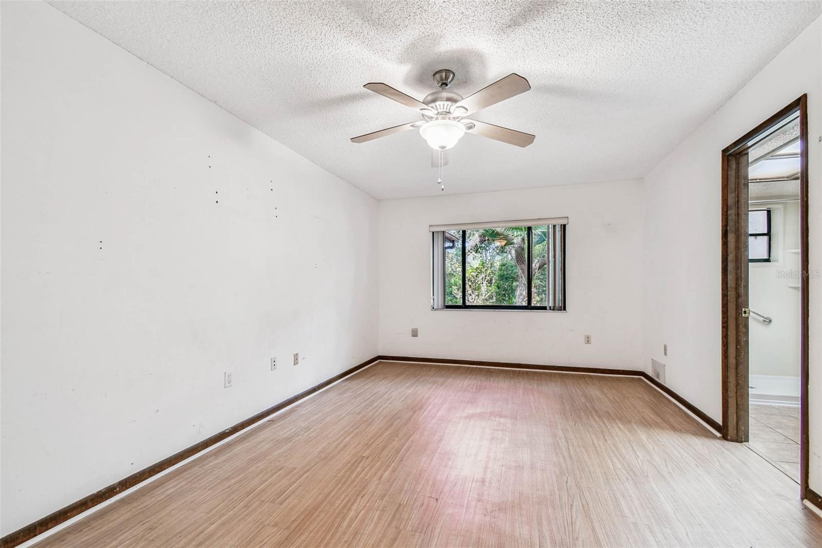 Listing photo id 8 for 9885 Lakeview Drive