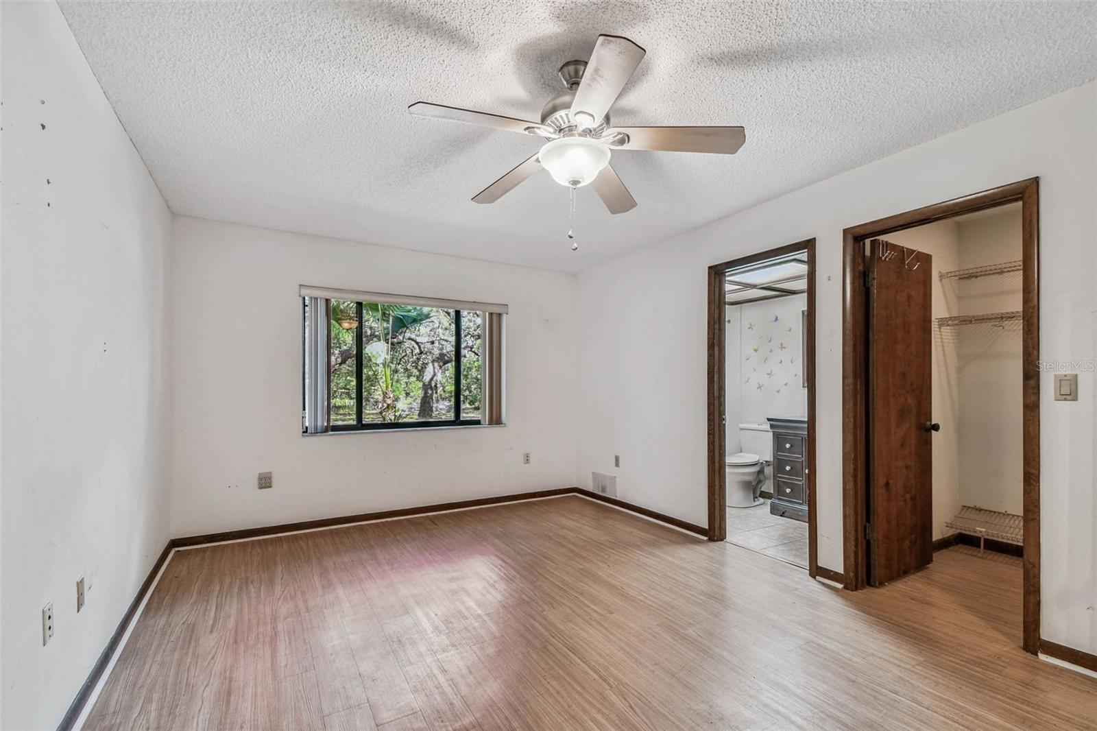 Listing photo id 9 for 9885 Lakeview Drive