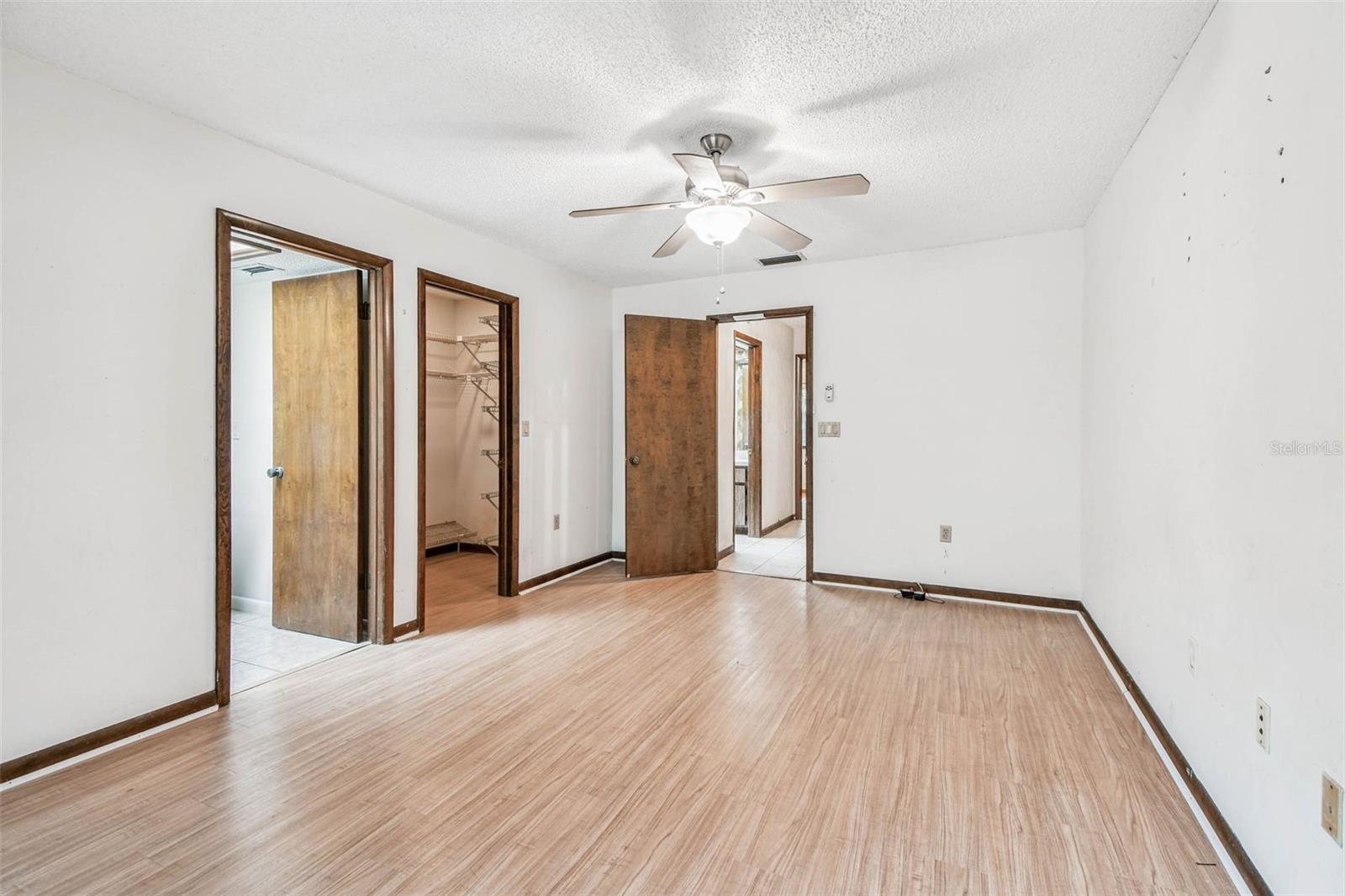 Listing photo id 10 for 9885 Lakeview Drive