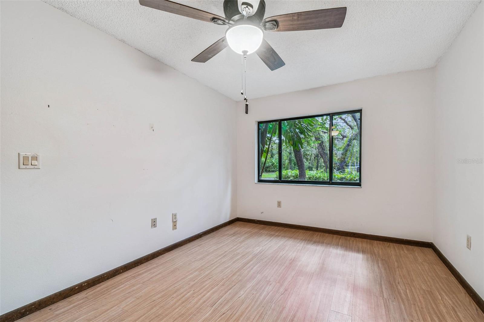 Listing photo id 12 for 9885 Lakeview Drive